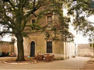 Siamo ora nel cortile dello stabilimento, dove sono presenti due palazzine gemelle dove alloggiavano alcuni dipendenti